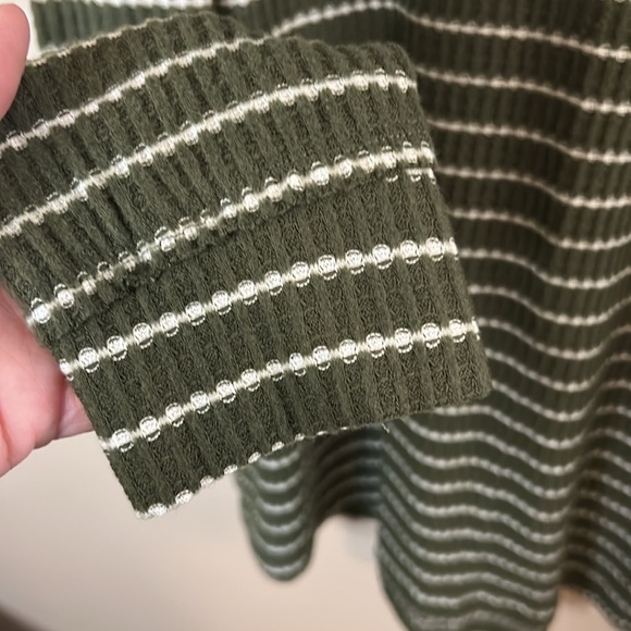 Rue+ Waffle Knit V-Neck Top - Picture 6 of 6